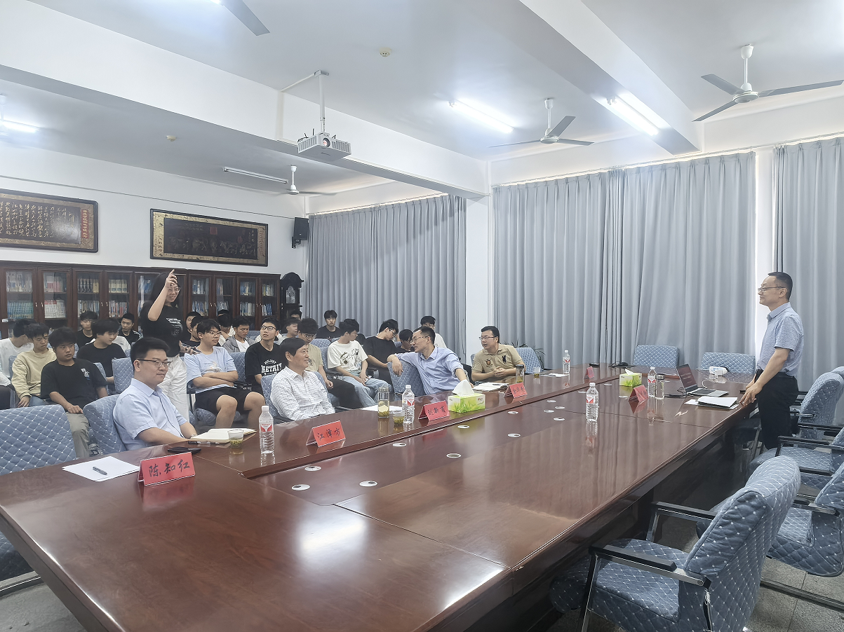 中学物理正高级教师黄平安莅临我院，赋能物理学师范生成长